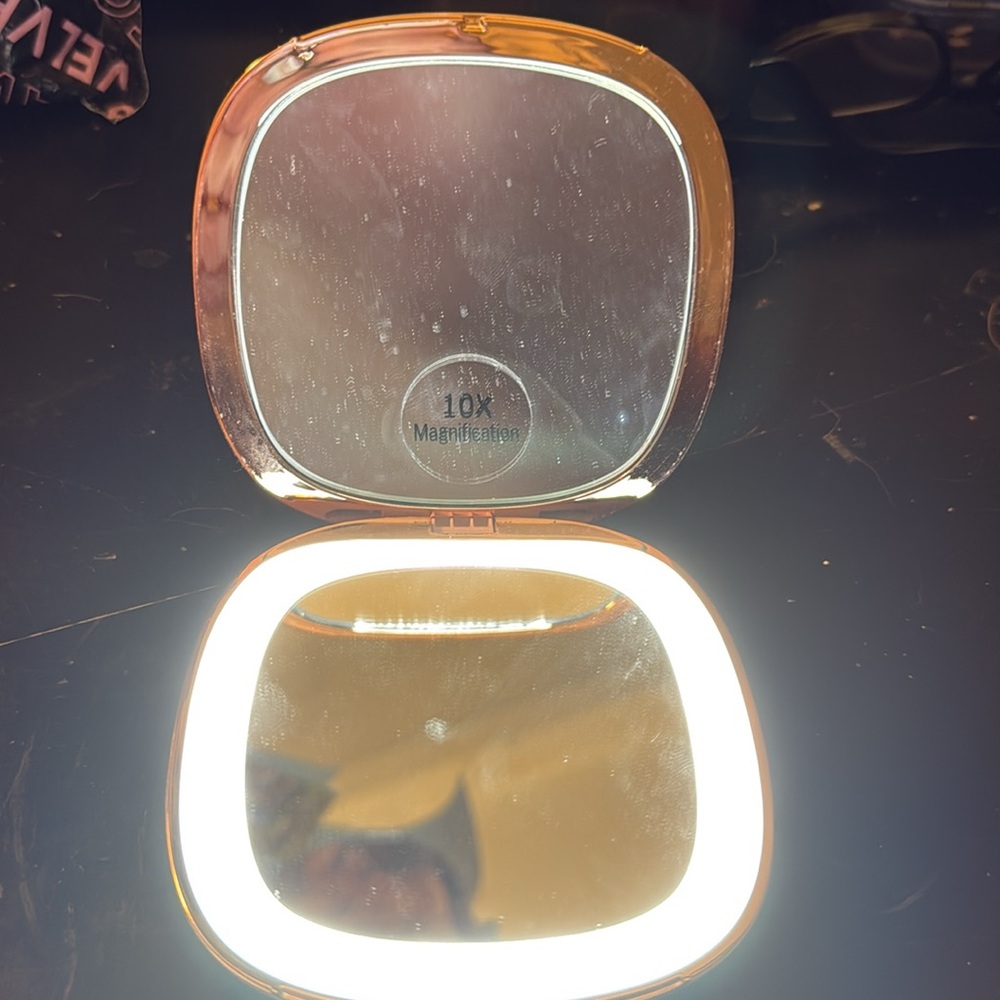 Fancii LED Compact Mirror - Picture 3 of 3